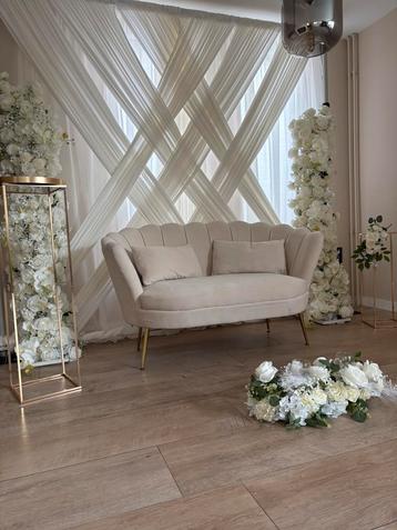 Backdro, stoelen, tafels, decoratie, servies, bloemenboog.. beschikbaar voor biedingen