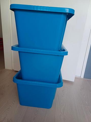 Stapelbare blauwe kratten 3x beschikbaar voor biedingen