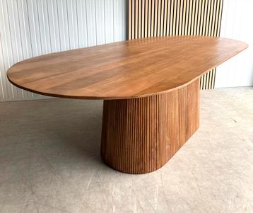 LivingFurn tafel Walnoot warme ovale eettafel 230 cm lang   beschikbaar voor biedingen
