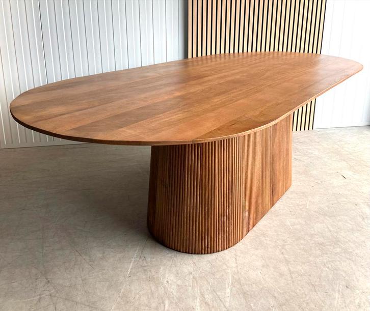 LivingFurn tafel Walnoot warme ovale eettafel 200 cm lang, Huis en Inrichting, Tafels | Salontafels, Zo goed als nieuw, 75 cm of meer