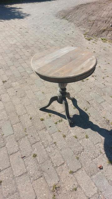 Wijntafel  beschikbaar voor biedingen