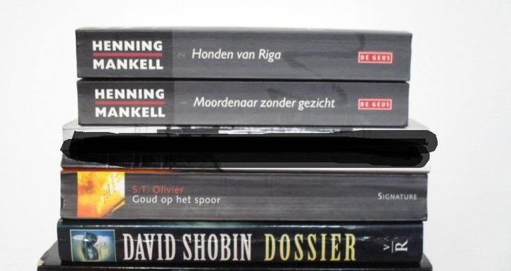 Nr.137: Stapel boeken meest thrillers paar detectives 1 eu p, Boeken, Thrillers, Zo goed als nieuw, Wereld overig, Ophalen of Verzenden