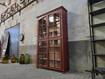 XL Vintage Houten Vitrinekast Rood | Grote Vitrine Kast beschikbaar voor biedingen