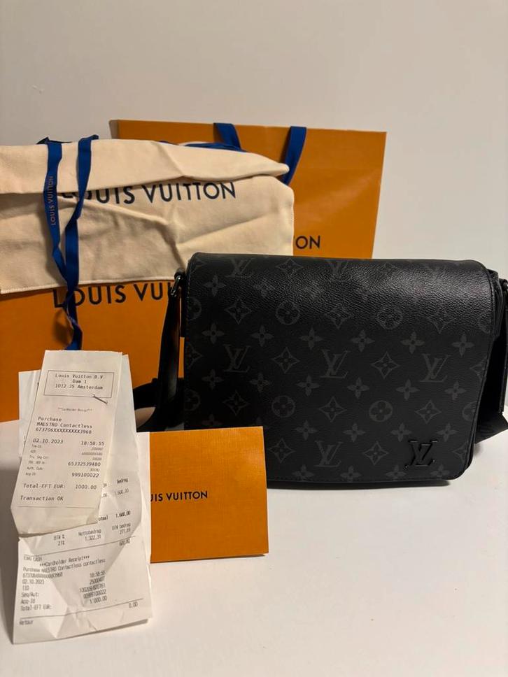 Louis Vuitton District PM Messenger Bag, Sieraden, Tassen en Uiterlijk, Tassen | Schoudertassen, Zo goed als nieuw, Zwart, Ophalen of Verzenden