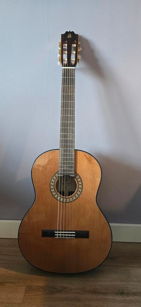 Vrijwel nieuwe Admira A6 Spaanse akoestische gitaar, Muziek en Instrumenten, Snaarinstrumenten | Gitaren | Akoestisch, Zo goed als nieuw