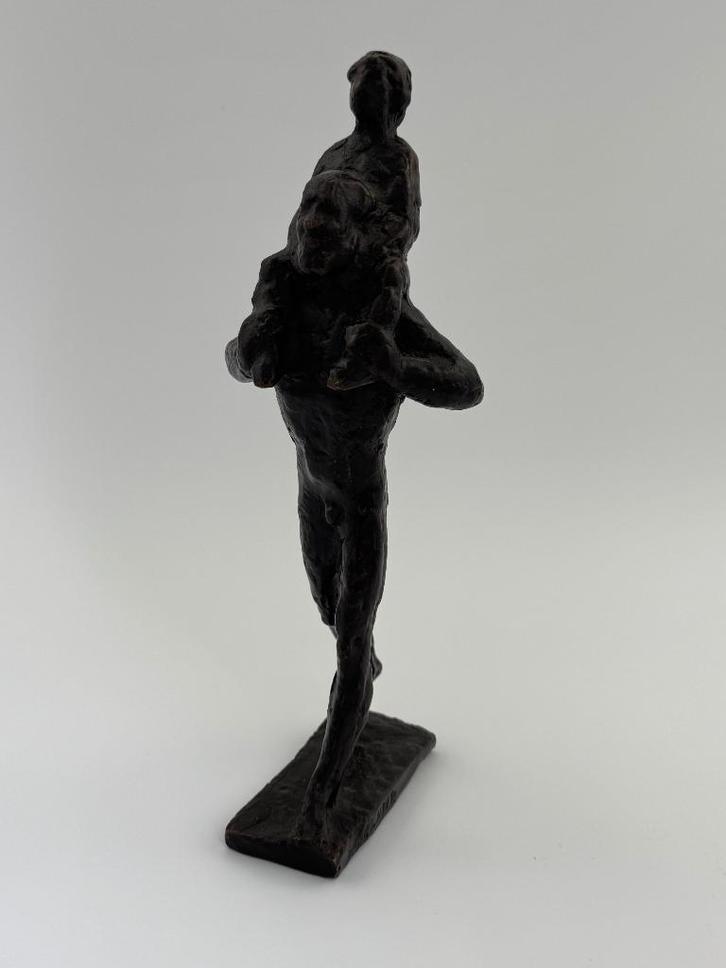 Bronzen beeld Man en kind - De Vooruitgang van Pieter d'Hont, Antiek en Kunst, Kunst | Beelden en Houtsnijwerken, Ophalen of Verzenden