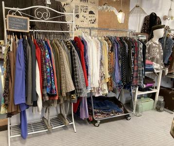 Vintage kleding, schoenen, tasjes / & Brocante beschikbaar voor biedingen