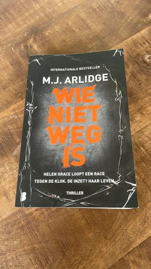 M.J. Arlidge - Wie niet weg is, Boeken, Thrillers, Nieuw, Nederland, Ophalen of Verzenden