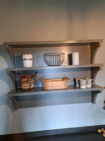 Wand schappenkast met roede en verlichting beschikbaar voor biedingen