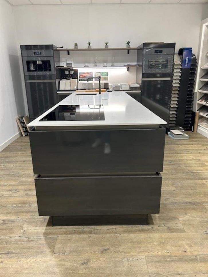 Punto showroom keuken Hoogglans Grijs, T-opstelling, Huis en Inrichting, Keuken | Complete keukens, Zo goed als nieuw, Enkelwandige keuken