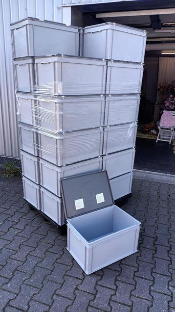 50 Gebruikte Bakken met scharnier deksel , afm 60x40x33 cm beschikbaar voor biedingen