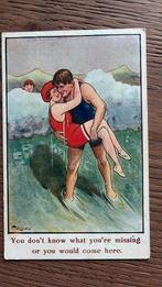 Man en vrouw in badpak.Man tilt vrouw op in de, Ophalen of Verzenden, Ongelopen, Overige thema's