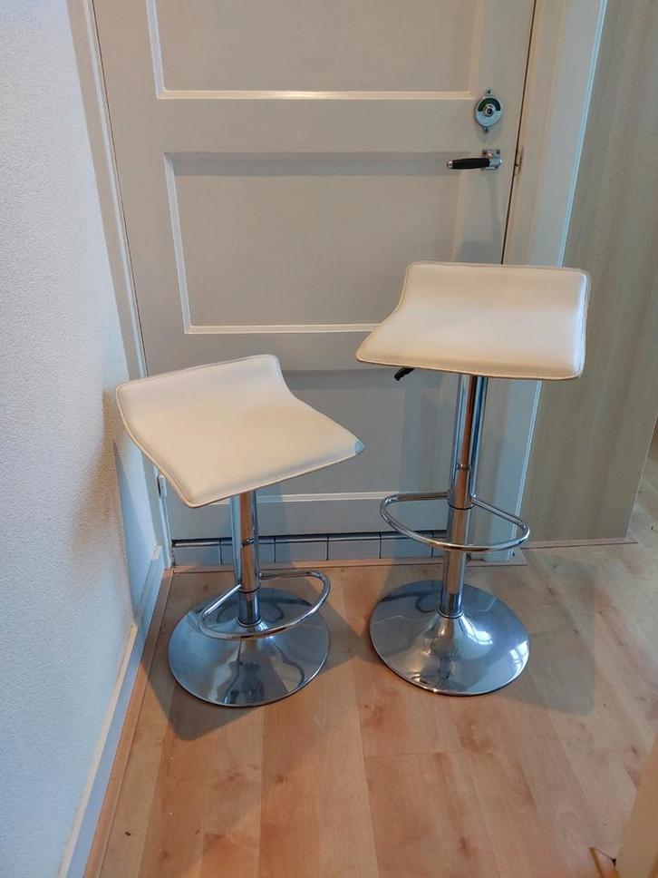 Bar / kook eiland kruk , in hoogte instelbaar,draaibaar., Huis en Inrichting, Barkrukken, 60 tot 90 cm, Draaibaar, Ophalen