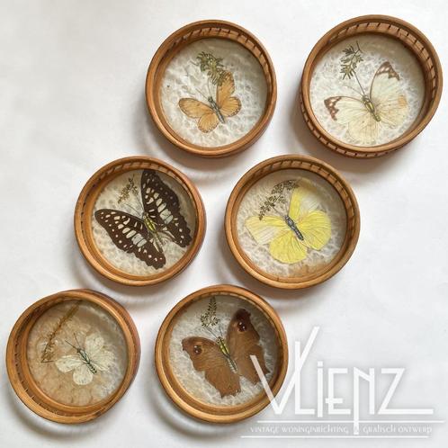 Vintage, onderzetters, rotan met vlinders, wanddecoratie, Verzamelen, Retro, Huis en Inrichting, Ophalen of Verzenden