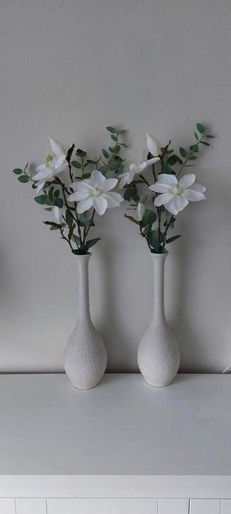 2 mooie creme vazen met kunst bloemen compleet, Huis en Inrichting, Woonaccessoires | Vazen, Zo goed als nieuw, Overige kleuren