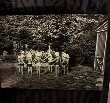 42 antieke glazen dia's uit 1939 met bijzondere krant beschikbaar voor biedingen