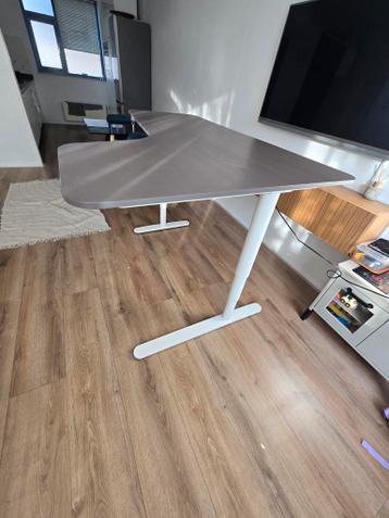 IKEA Bekant Elektrisch Zit-Sta Bureau 160x110 grijseiken - afbeelding 1