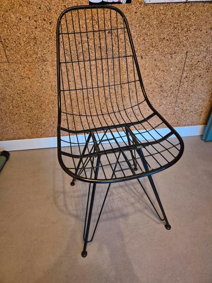 Zwarte Vitra-achtige draadstoel - Opknapper, Huis en Inrichting, Stoelen, Gebruikt, Eén, Metaal, Zwart, Ophalen