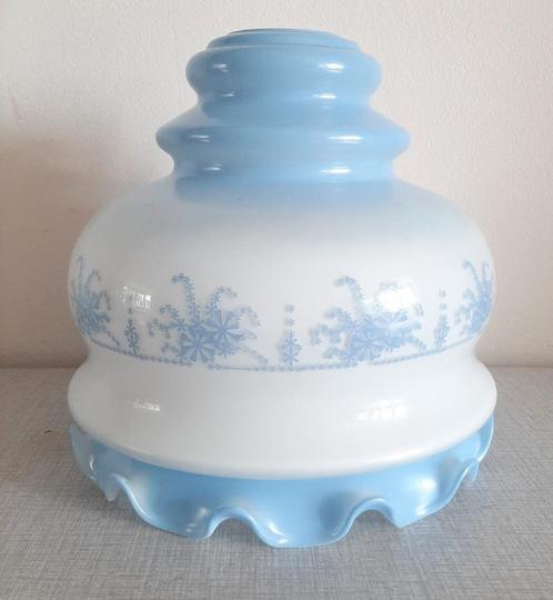 Vintage Franse lampenkap, melkglas, blauw / wit hanglamp, Huis en Inrichting, Lampen | Lampenkappen, Minder dan 25 cm, Rond, Wit