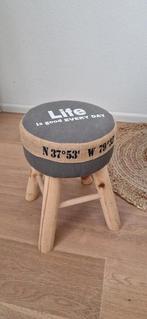Decoratief krukje en rieten mand, Huis en Inrichting, Ophalen, Nieuw, Hout