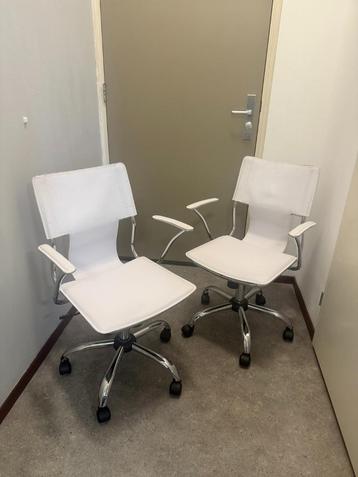 Set van 2 witte bureaustoelen – met armleuningen en wieltjes beschikbaar voor biedingen
