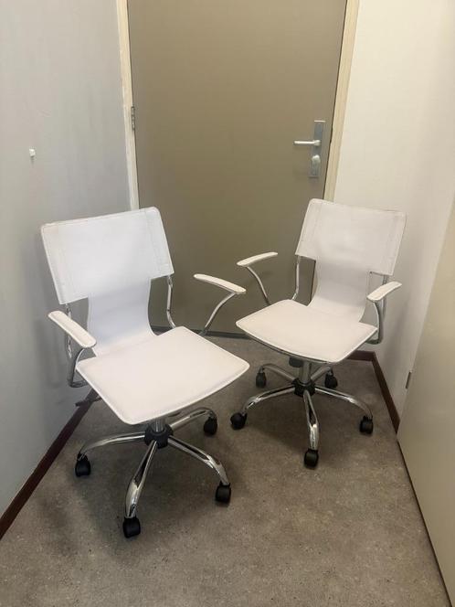 Set van 2 witte bureaustoelen – met armleuningen en wieltjes, Huis en Inrichting, Bureaustoelen, Gebruikt, Bureaustoel, Wit, Ophalen