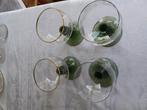 4 decoratieve glazen met groene voet., Verzamelen, Ophalen of Verzenden, Zo goed als nieuw