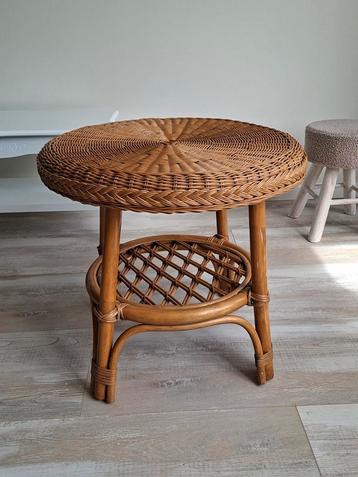 Rotan tafeltje, zo goed als nieuw. beschikbaar voor biedingen
