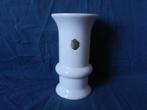 Concave vaas met een ribbel, Delfts wit ca. 1970 h. 15,5 cm., Ophalen of Verzenden