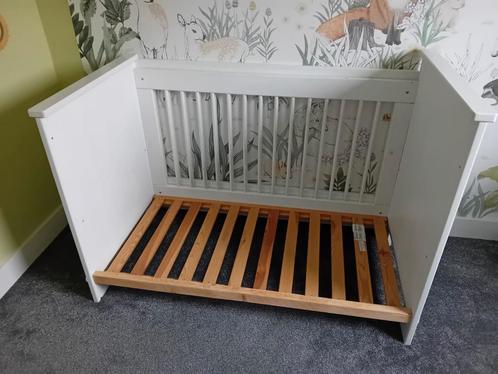 Babykamer set commodo en ledikant, Kinderen en Baby's, Kinderkamer | Commodes en Kasten, Zo goed als nieuw, 105 cm of meer, 100 cm of meer