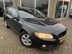 Volvo V70 2.0 Kinetic - Navi - Trekhaak, Auto's, Voorwielaandrijving, Gebruikt, Zwart, Leder en Stof
