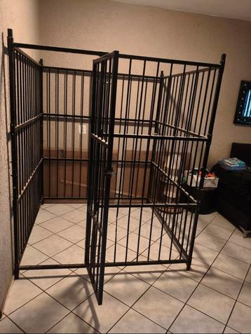 Hondenkennel / hondenbench 150x150x185 – €175 (nieuw €450) beschikbaar voor biedingen