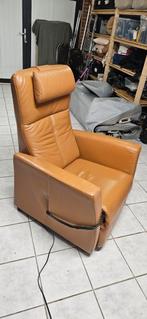 Prominent Elektrische Leren Sta-op Stoel - Middenbruin, Huis en Inrichting, Fauteuils, Ophalen of Verzenden
