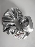 Zilver kleurige Prada scrunchie, Sieraden, Tassen en Uiterlijk, Uiterlijk | Haarverzorging, Ophalen of Verzenden, Nieuw, Haarspeld