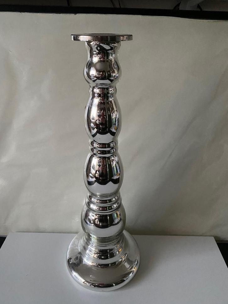 Een zilverkleurige kaarsenkandelaar, hoog model, Huis en Inrichting, Woonaccessoires | Kandelaars en Kaarsen, Zo goed als nieuw