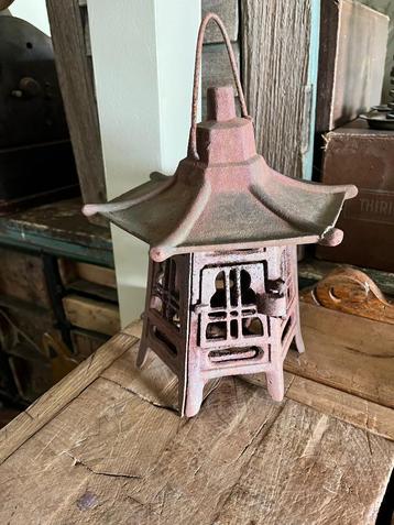 japanse gietijzeren pagode lantaarn beschikbaar voor biedingen