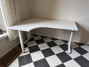 Mooi wit hoekbureau te koop beschikbaar voor biedingen
