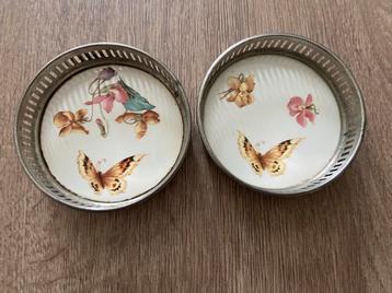 2 antieke aardewerk onderzetters met bloemen en vlinders oud beschikbaar voor biedingen