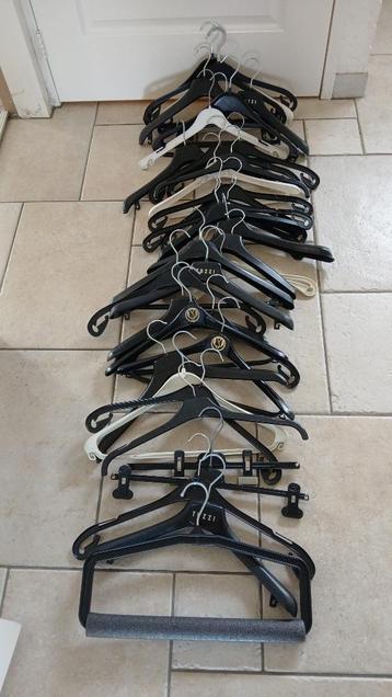 Partij 38x kledinghangers voor pantalon jurk rok etc beschikbaar voor biedingen