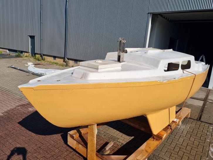 Zeilboot gestrand project, Watersport en Boten, Kajuitzeilboten en Zeiljachten, Gebruikt, Tourjacht of Cruiser, Polyester, 6 tot 9 meter