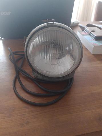 Lamp van een oude motorkoplamp beschikbaar voor biedingen