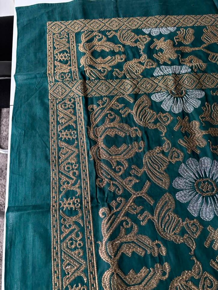 Nieuw Tafelkleed/Stof met Gouddraad - 195x96cm, Antiek en Kunst, Antiek | Kleden en Textiel, Ophalen of Verzenden