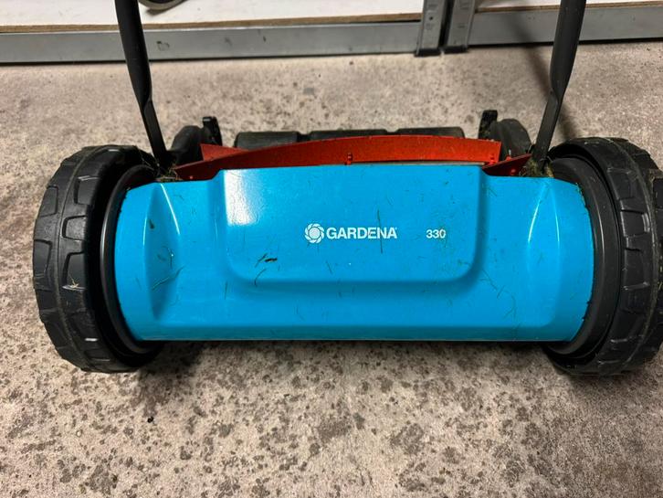 Gardena 300 grasmaaier met opvang bak, Tuin en Terras, Grasmaaiers, Zo goed als nieuw, Handgrasmaaier, Kooimesmaaier, Opvangbak