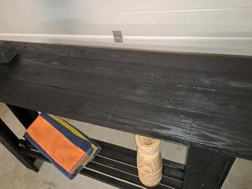 Sidetable gemaakt van nieuw en deels gebruikt hout beschikbaar voor biedingen