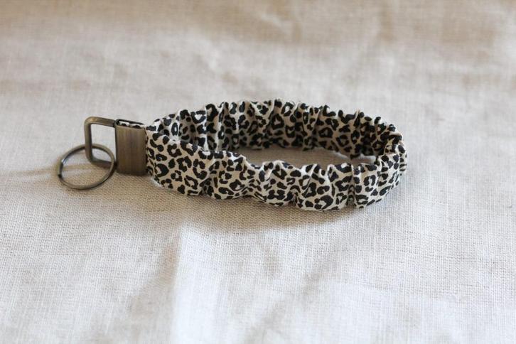 Scrunchie sleutelhanger panterprint bruin zwart accessoire, Verzamelen, Sleutelhangers, Nieuw, Overige typen, Ophalen of Verzenden