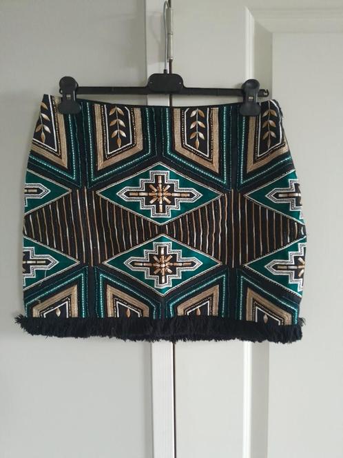 Prachtige rok met kraaltjes geborduurd H&M, Kleding | Dames, Rokken, Zo goed als nieuw, Maat 38/40 (M), Zwart, Boven de knie, Ophalen of Verzenden