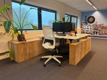 6x Glazen bureau's met nette steigerhoute frames beschikbaar voor biedingen