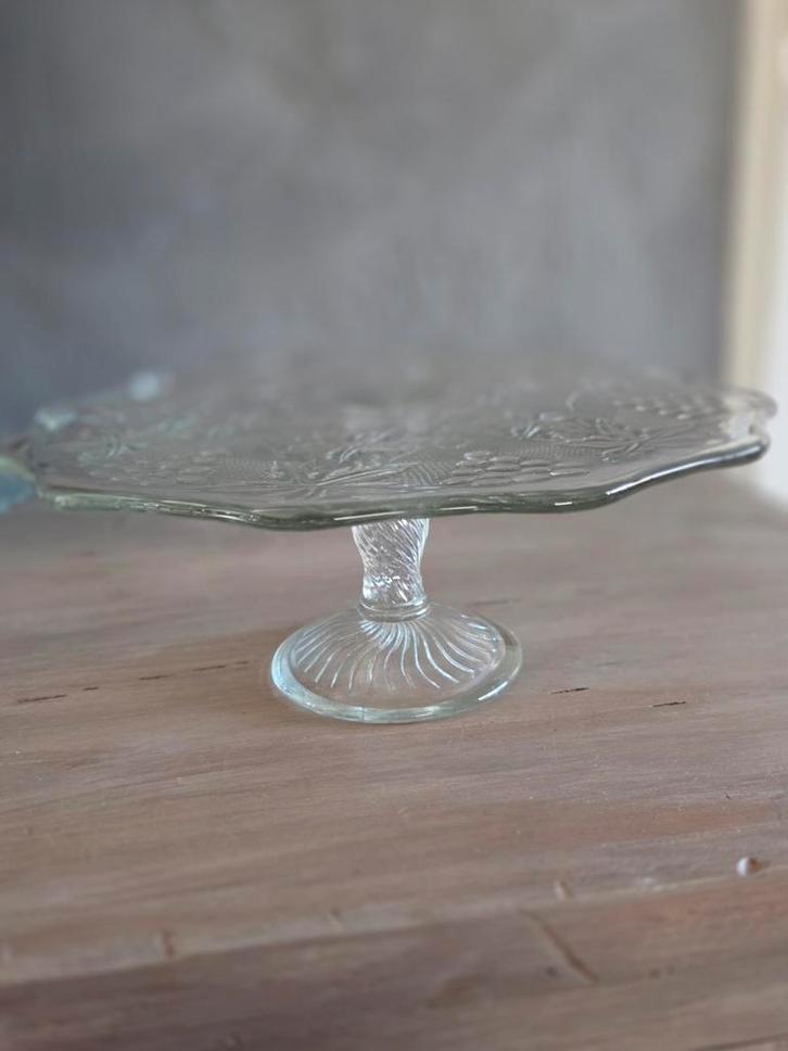 Glazen Taartplateau met Applicaties, Antiek en Kunst, Antiek | Glas en Kristal, Ophalen of Verzenden