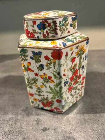 Oude voorraadpot veldbloemen beschikbaar voor biedingen