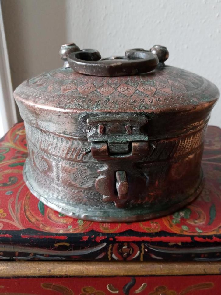 Oude Indiase, mooi bewerkte metalen chapati doos, Antiek en Kunst, Curiosa en Brocante, Verzenden